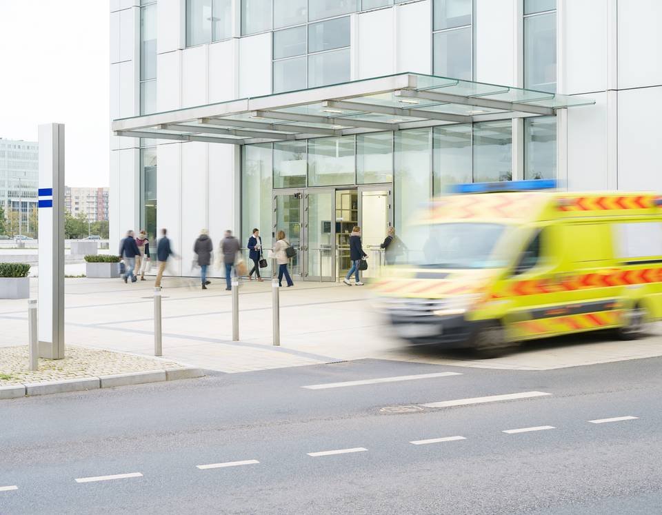 Krankenhauseingang mit Rettungswagen